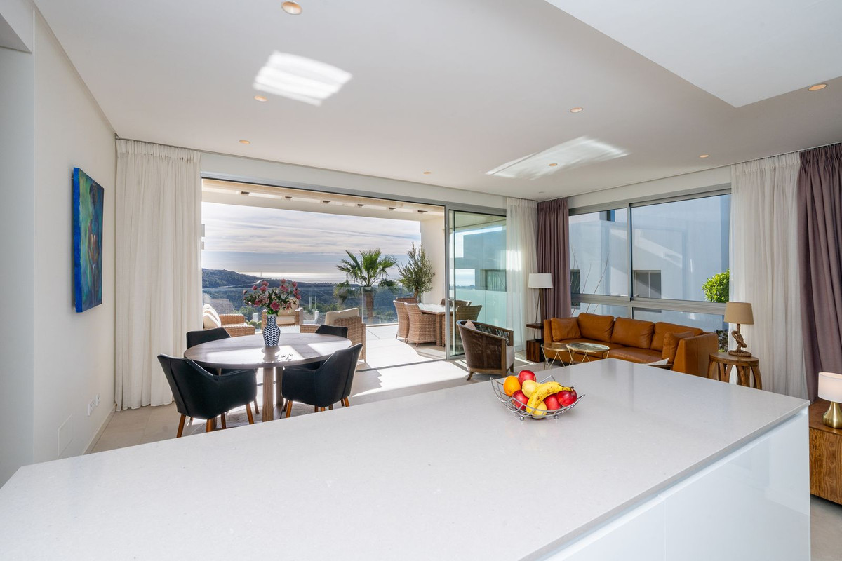 Elegante Apartamento con Vistas Panorámicas al Mar en Marbella Club Hills, Benahavís
