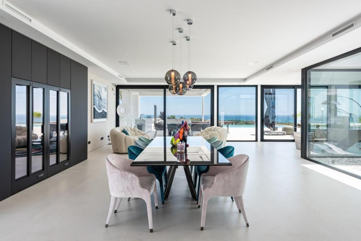 Villa de Lujo de 6 Dormitorios con Vistas Panorámicas al Mar en El Paraíso