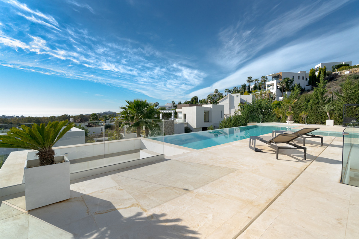Villa de Lujo Moderna de 5 Dormitorios con Vistas al Mar en La Alquería, Benahavís