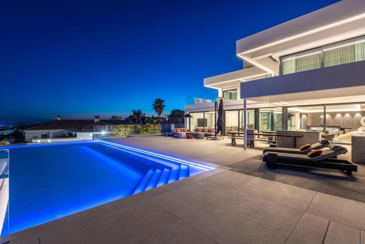 Villa de Lujo de 6 Dormitorios con Vistas Panorámicas al Mar en El Paraíso