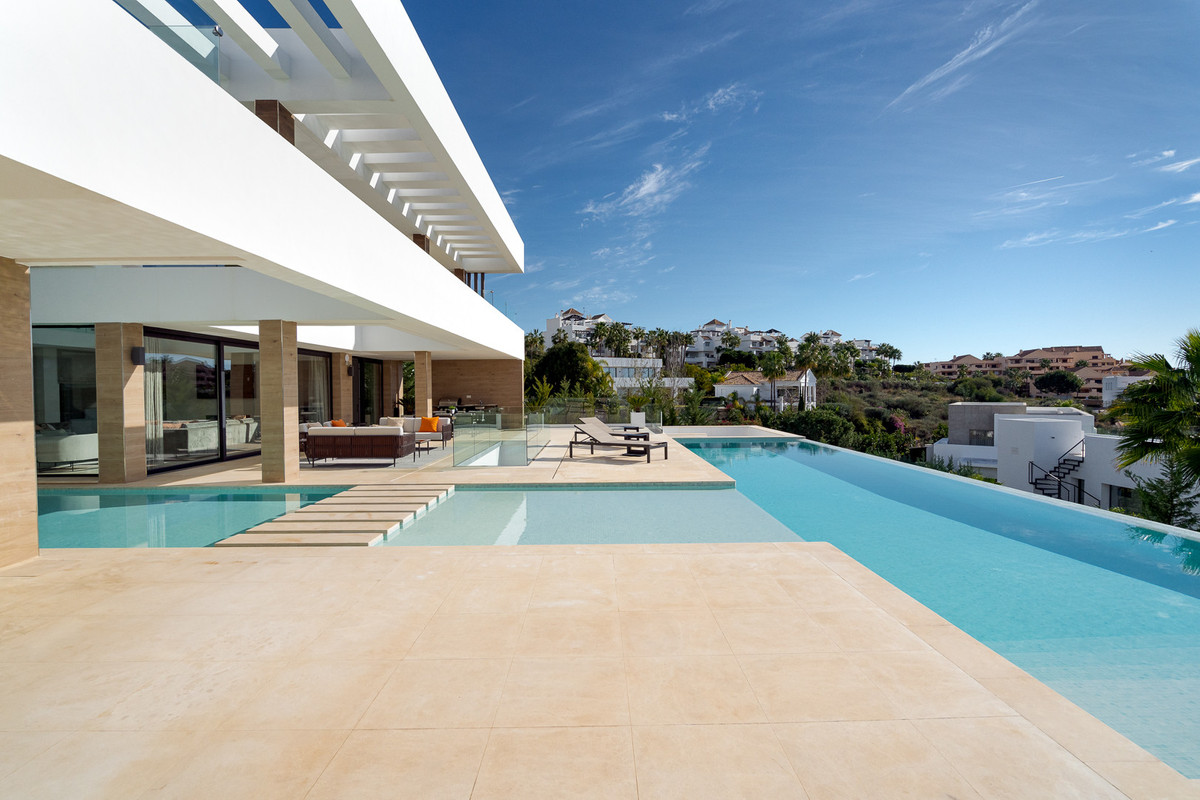 Villa de Lujo Moderna de 5 Dormitorios con Vistas al Mar en La Alquería, Benahavís