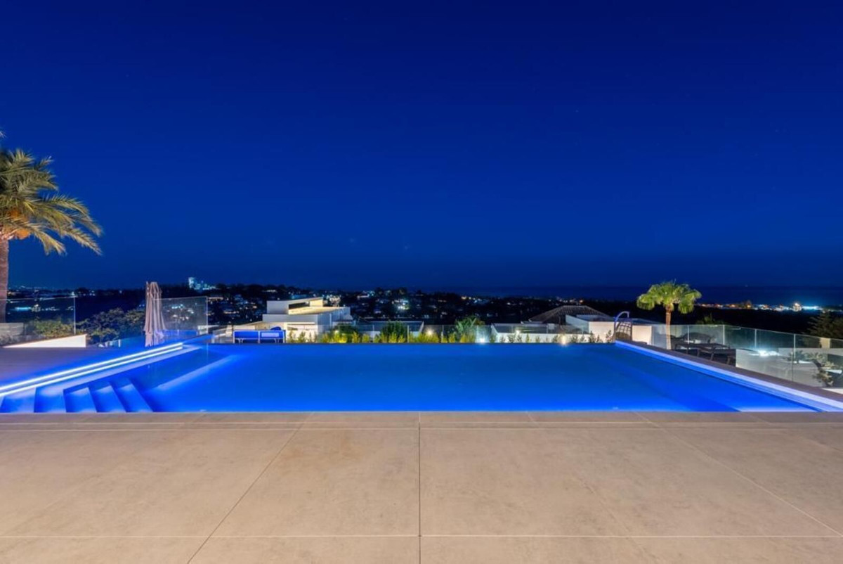 Villa de Lujo de 6 Dormitorios con Vistas Panorámicas al Mar en El Paraíso