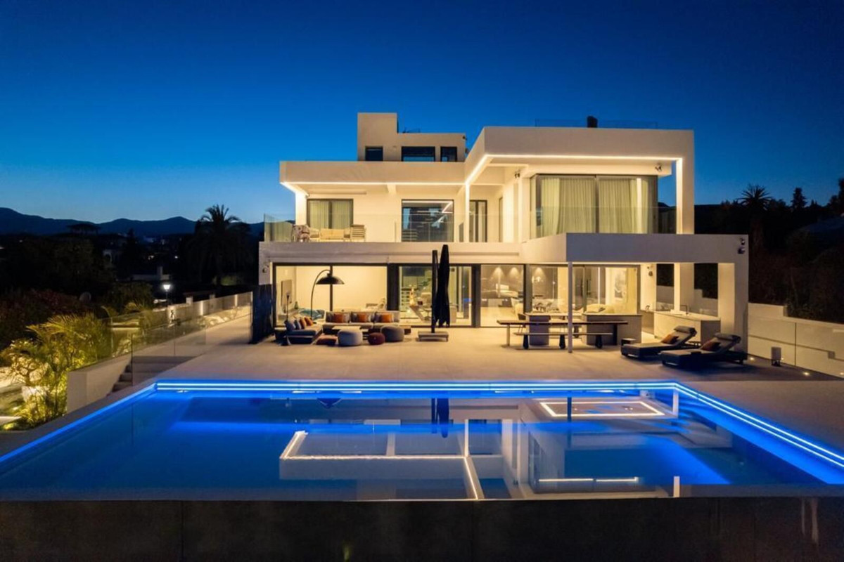 Villa de Lujo de 6 Dormitorios con Vistas Panorámicas al Mar en El Paraíso