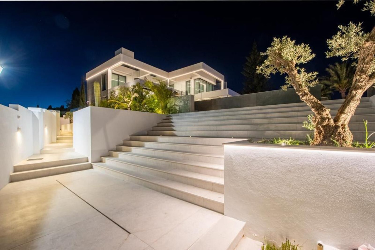 Villa de Lujo de 6 Dormitorios con Vistas Panorámicas al Mar en El Paraíso