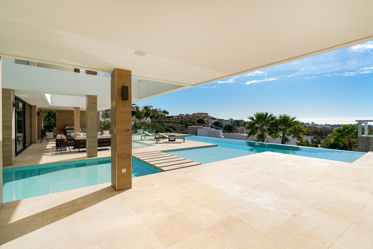 Villa de Lujo Moderna de 5 Dormitorios con Vistas al Mar en La Alquería, Benahavís