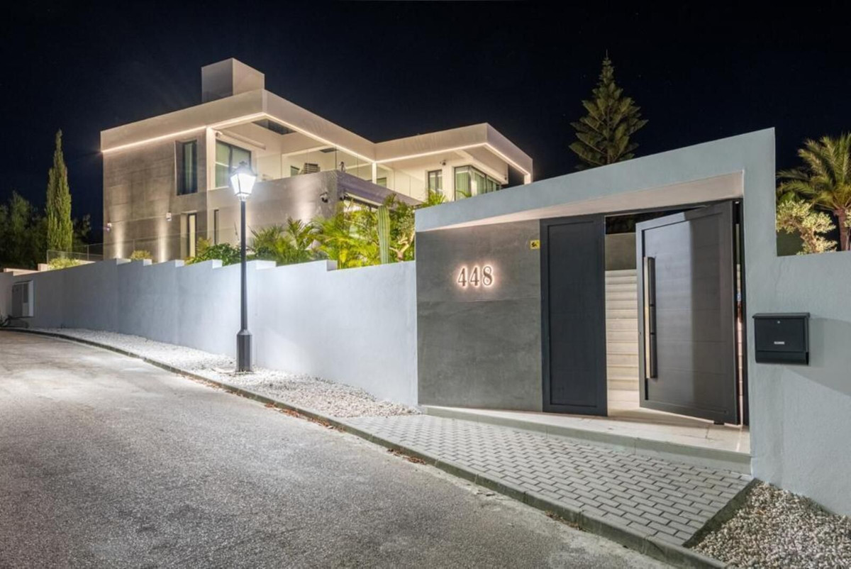 Villa de Lujo de 6 Dormitorios con Vistas Panorámicas al Mar en El Paraíso