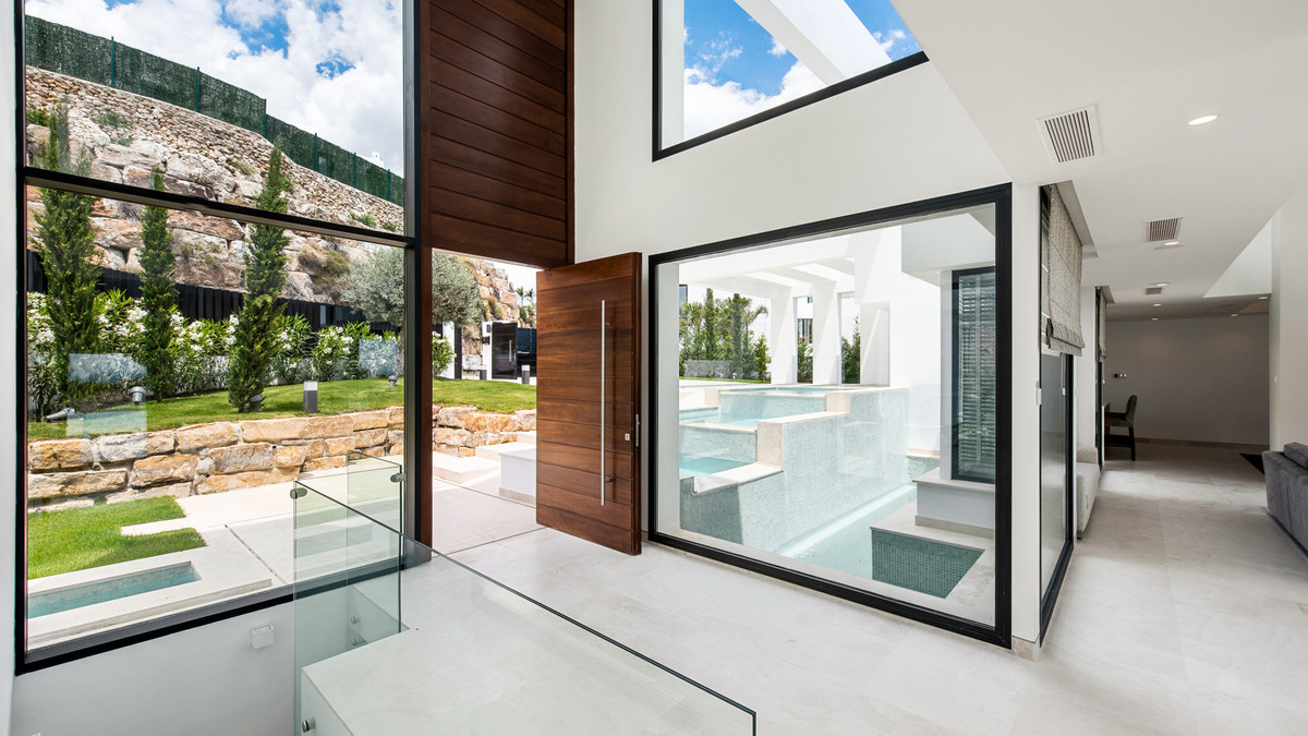 Villa de Lujo Moderna de 5 Dormitorios con Vistas al Mar en La Alquería, Benahavís