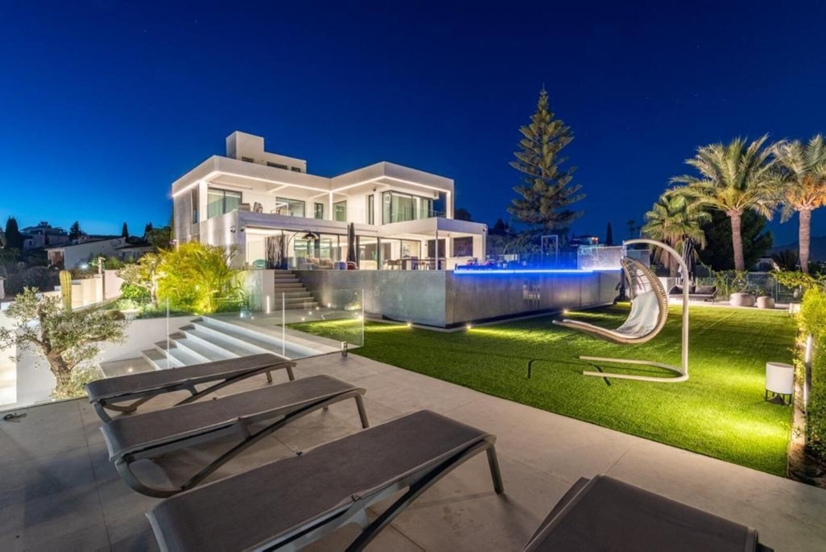 Villa de Lujo de 6 Dormitorios con Vistas Panorámicas al Mar en El Paraíso