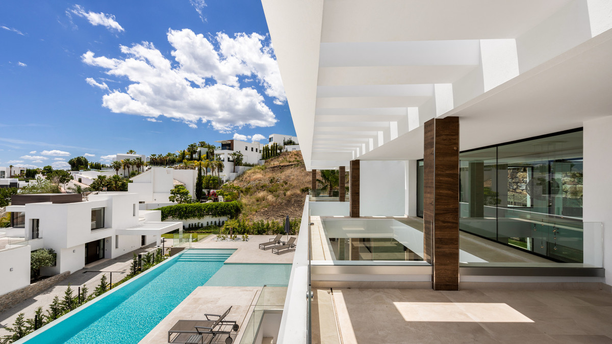 Villa de Lujo Moderna de 5 Dormitorios con Vistas al Mar en La Alquería, Benahavís
