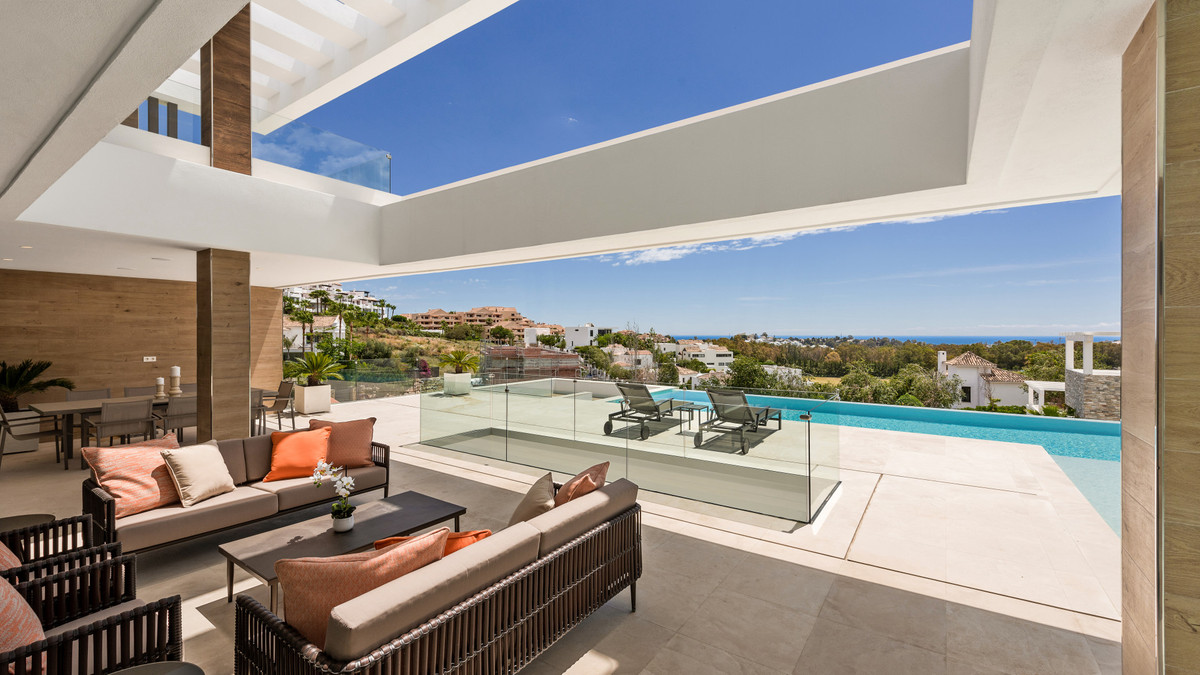 Villa de Lujo Moderna de 5 Dormitorios con Vistas al Mar en La Alquería, Benahavís