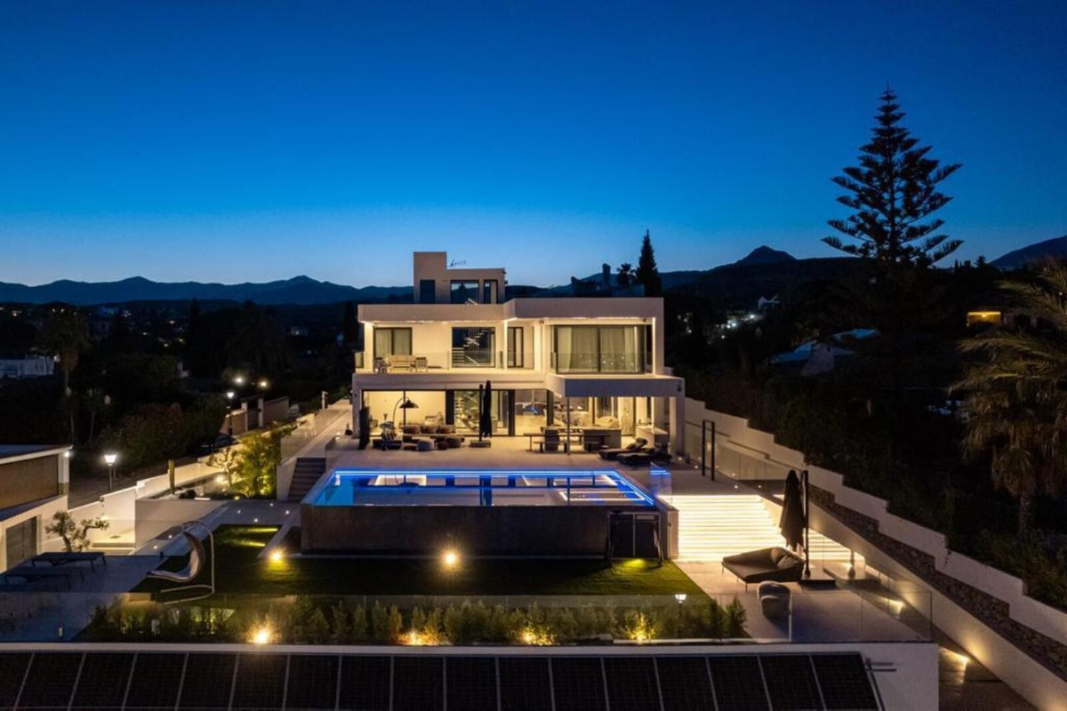 Villa de Lujo de 6 Dormitorios con Vistas Panorámicas al Mar en El Paraíso