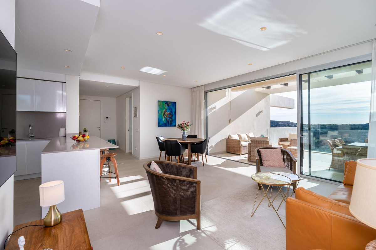 Elegante Apartamento con Vistas Panorámicas al Mar en Marbella Club Hills, Benahavís