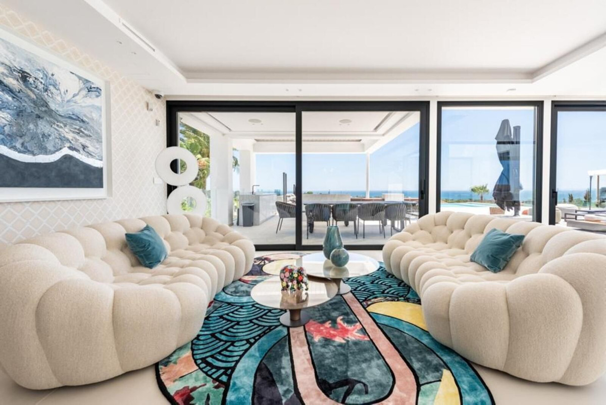 Villa de Lujo de 6 Dormitorios con Vistas Panorámicas al Mar en El Paraíso