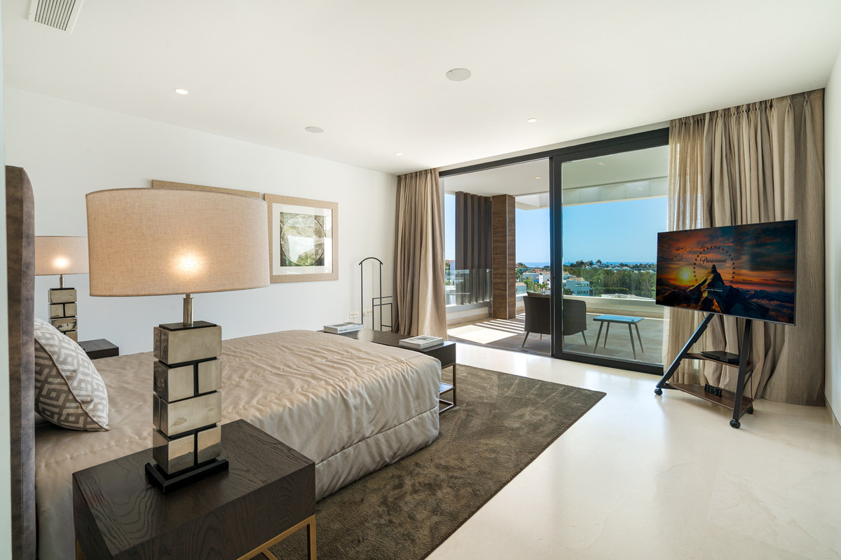 Villa de Lujo Moderna de 5 Dormitorios con Vistas al Mar en La Alquería, Benahavís