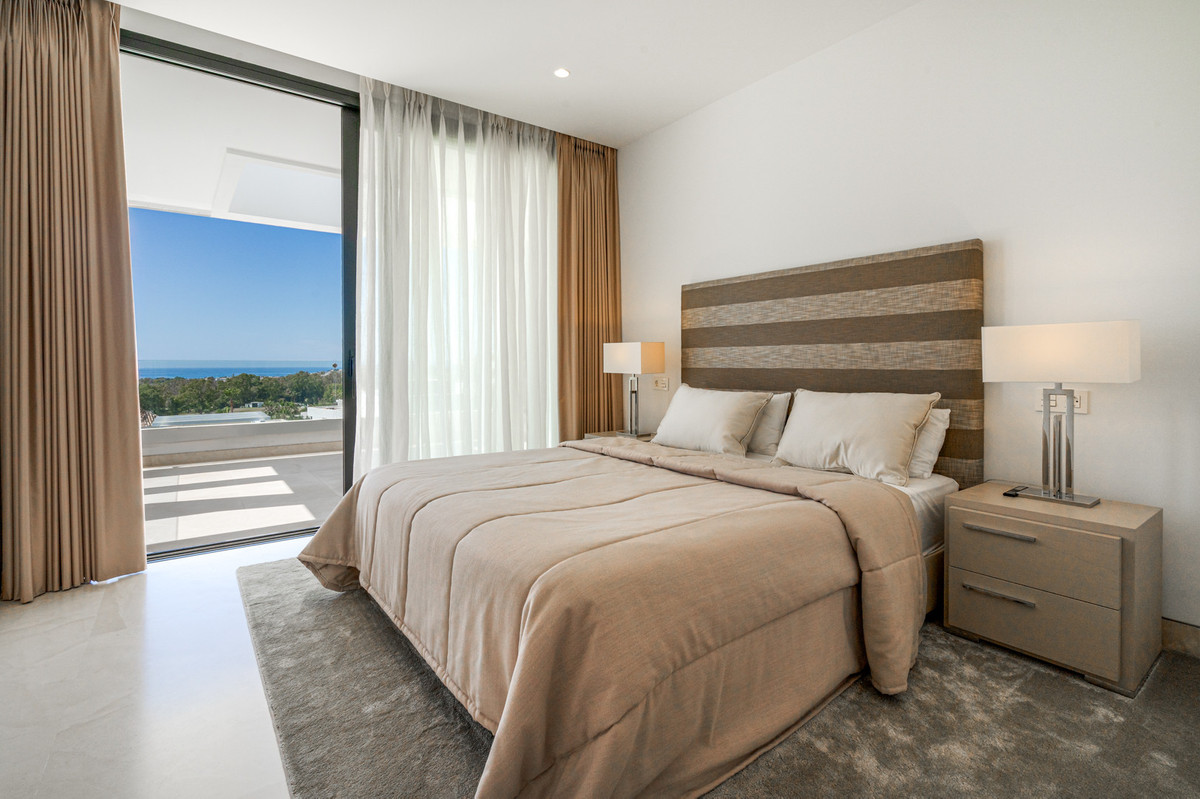 Villa de Lujo Moderna de 5 Dormitorios con Vistas al Mar en La Alquería, Benahavís