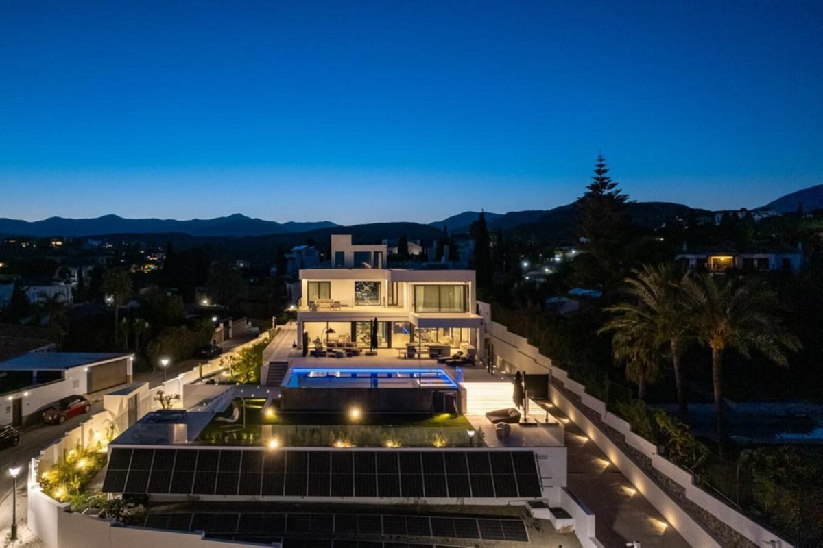 Villa de Lujo de 6 Dormitorios con Vistas Panorámicas al Mar en El Paraíso