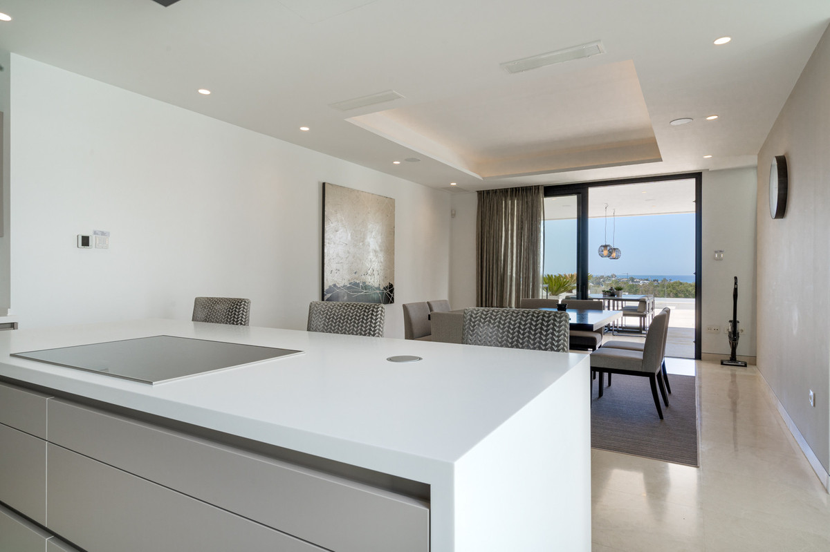 Villa de Lujo Moderna de 5 Dormitorios con Vistas al Mar en La Alquería, Benahavís