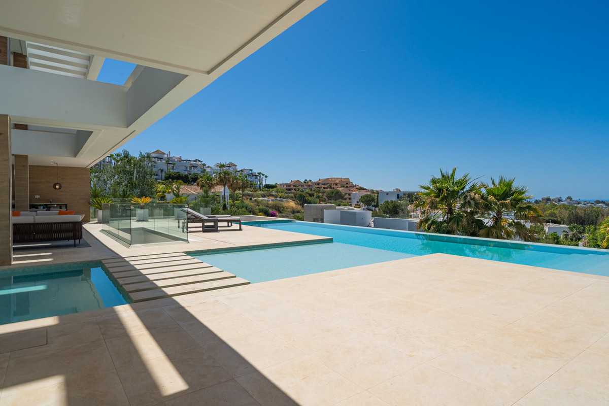 Villa de Lujo Moderna de 5 Dormitorios con Vistas al Mar en La Alquería, Benahavís