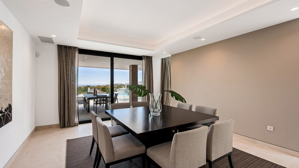 Villa de Lujo Moderna de 5 Dormitorios con Vistas al Mar en La Alquería, Benahavís