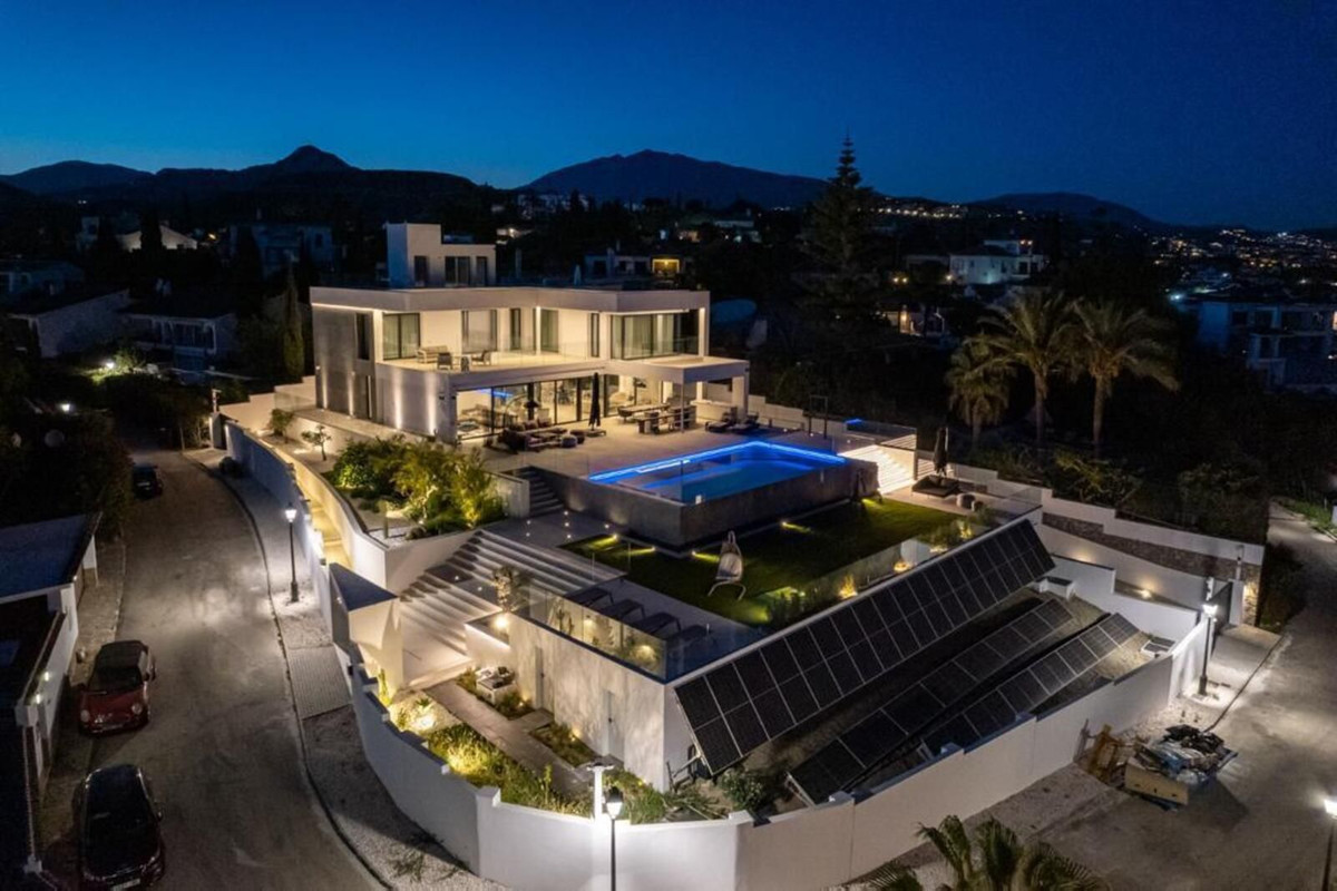 Villa de Lujo de 6 Dormitorios con Vistas Panorámicas al Mar en El Paraíso