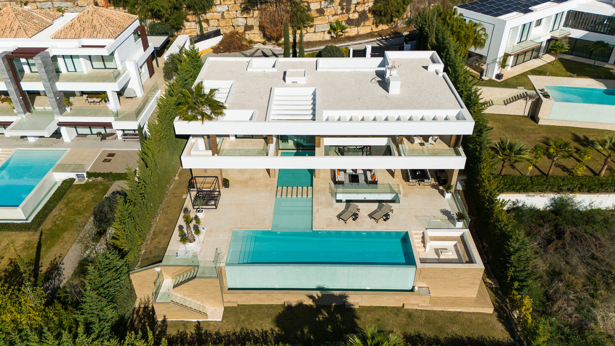 Villa de Lujo Moderna de 5 Dormitorios con Vistas al Mar en La Alquería, Benahavís