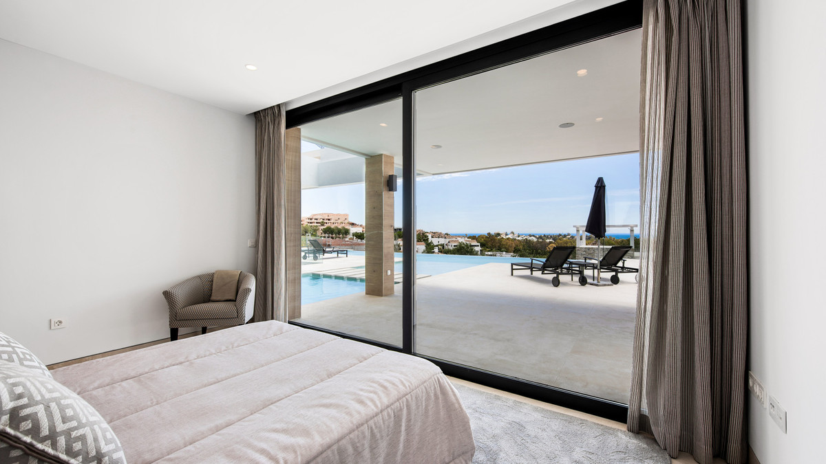 Villa de Lujo Moderna de 5 Dormitorios con Vistas al Mar en La Alquería, Benahavís