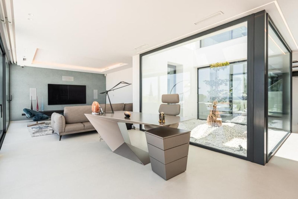Villa de Lujo de 6 Dormitorios con Vistas Panorámicas al Mar en El Paraíso
