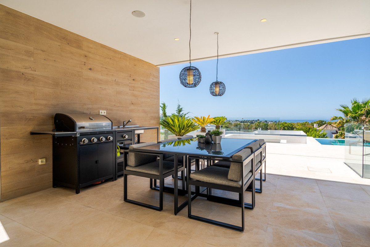 Villa de Lujo Moderna de 5 Dormitorios con Vistas al Mar en La Alquería, Benahavís