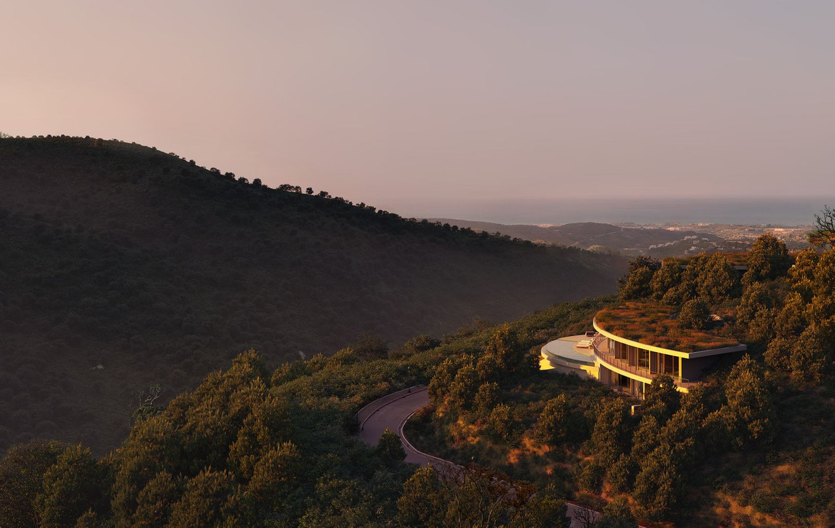 Exclusiva Villa Contemporánea con Vistas Panorámicas al Mar en El Herrojo Alto, Benahavís