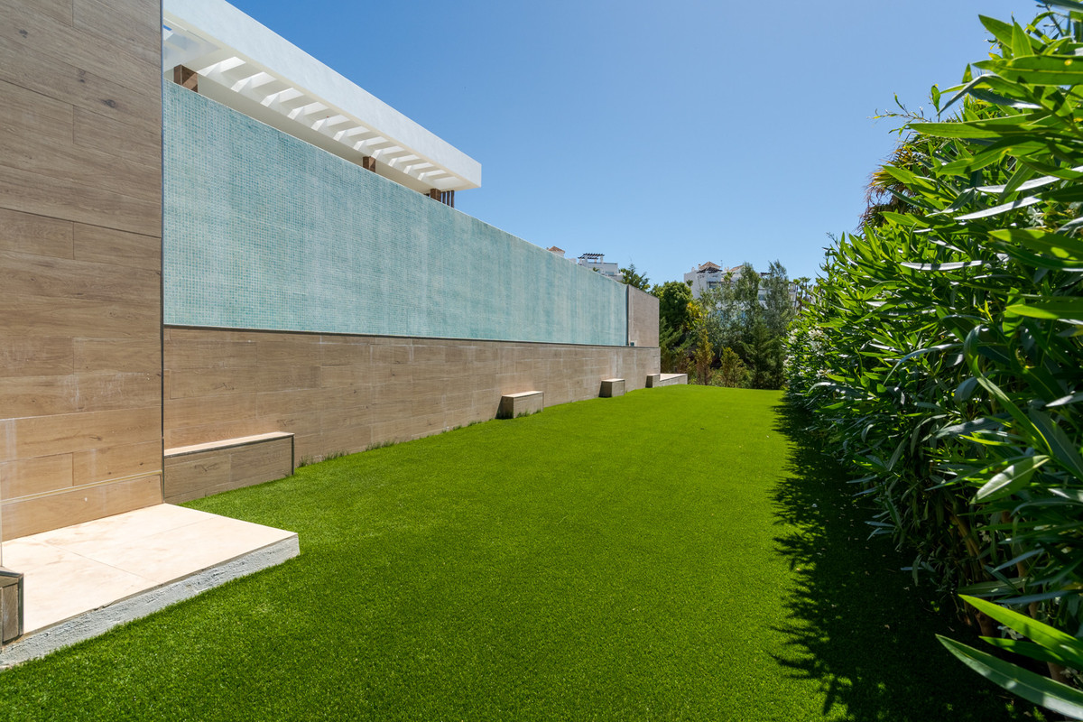 Villa de Lujo Moderna de 5 Dormitorios con Vistas al Mar en La Alquería, Benahavís
