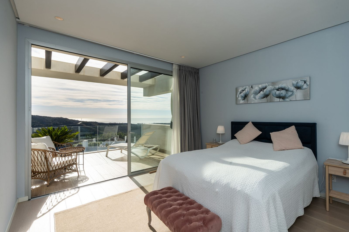Elegante Apartamento con Vistas Panorámicas al Mar en Marbella Club Hills, Benahavís