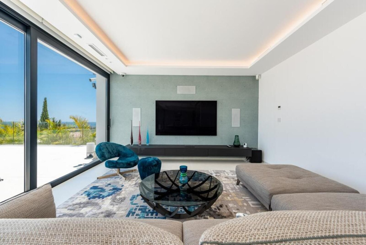 Villa de Lujo de 6 Dormitorios con Vistas Panorámicas al Mar en El Paraíso