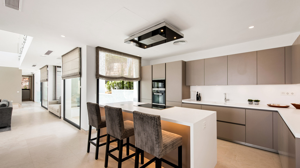 Villa de Lujo Moderna de 5 Dormitorios con Vistas al Mar en La Alquería, Benahavís