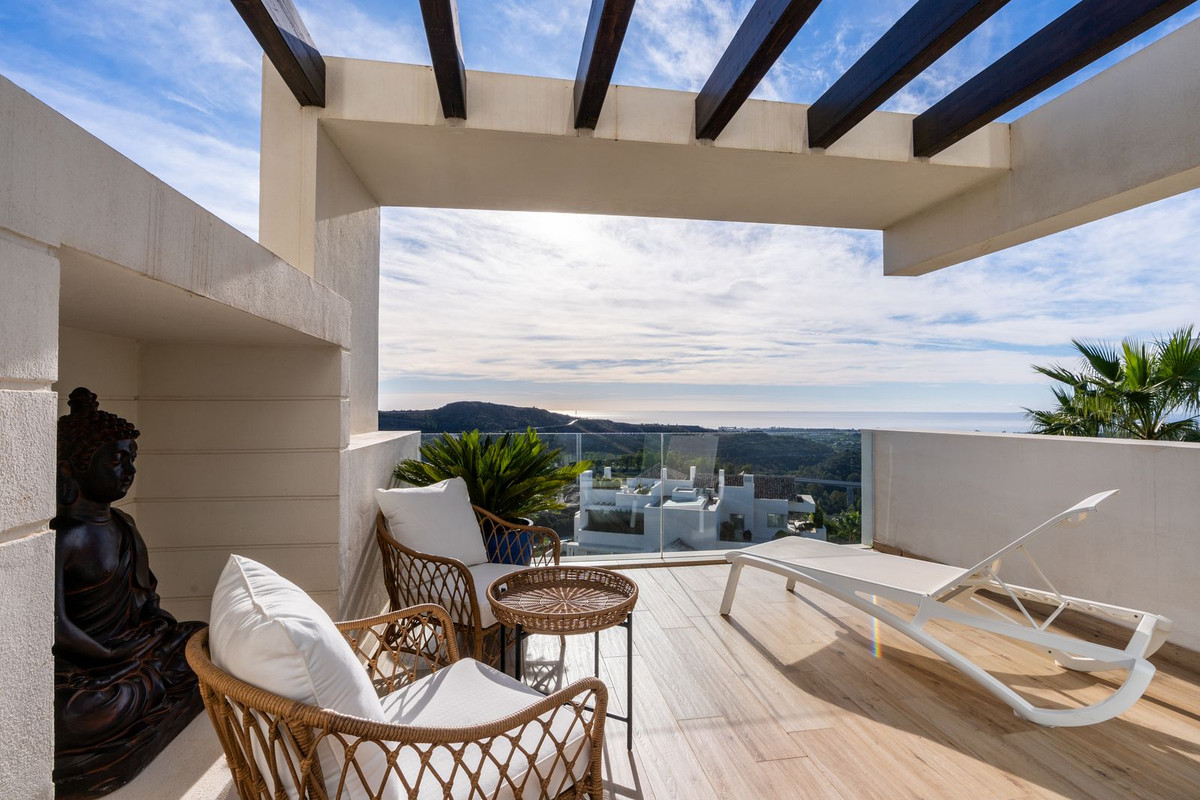 Elegante Apartamento con Vistas Panorámicas al Mar en Marbella Club Hills, Benahavís