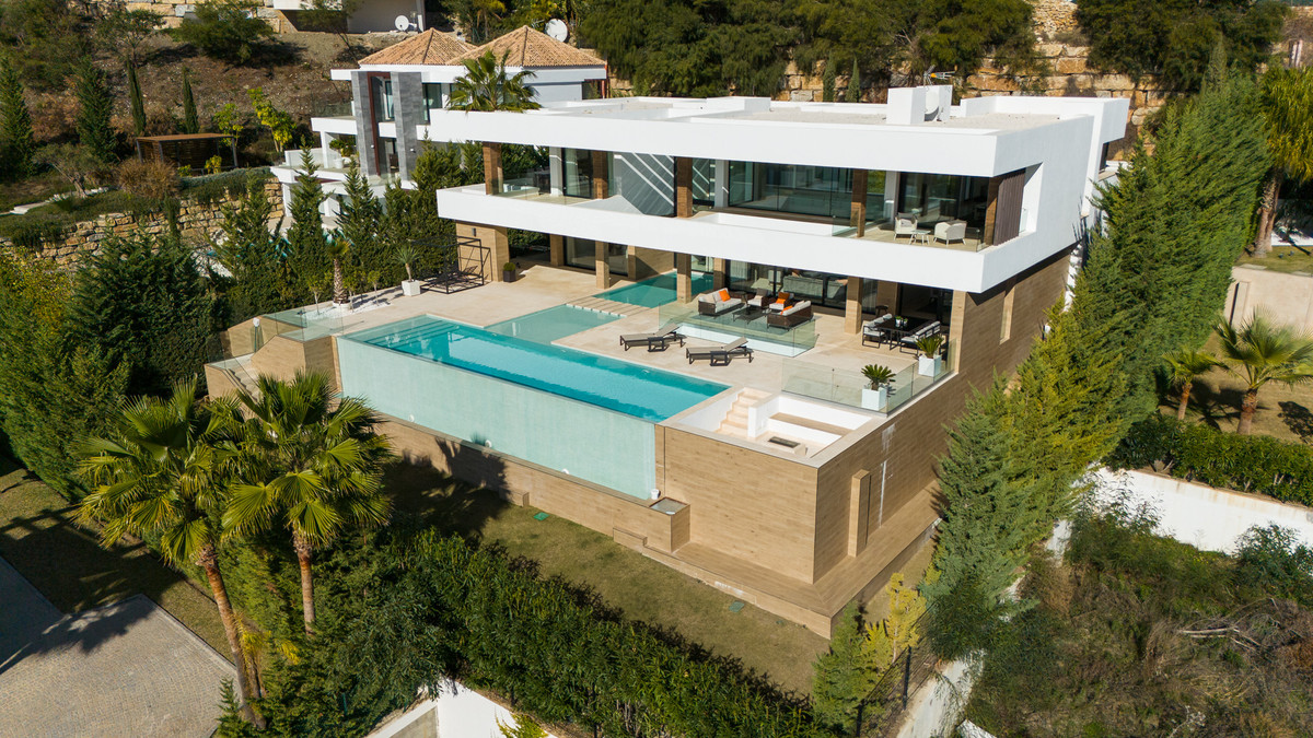 Villa de Lujo Moderna de 5 Dormitorios con Vistas al Mar en La Alquería, Benahavís