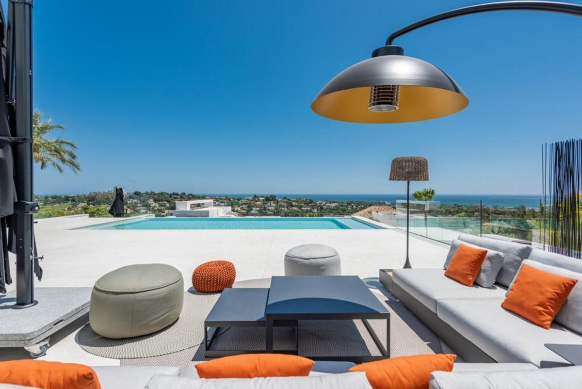 Villa de Lujo de 6 Dormitorios con Vistas Panorámicas al Mar en El Paraíso