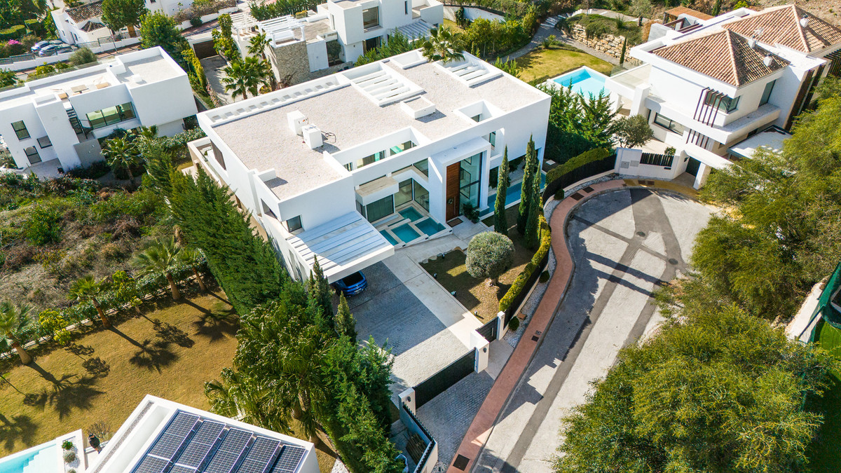 Villa de Lujo Moderna de 5 Dormitorios con Vistas al Mar en La Alquería, Benahavís