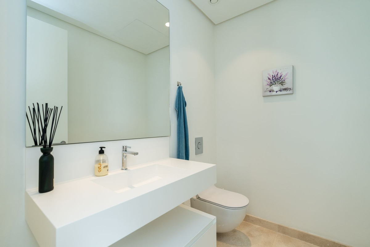 Elegante Apartamento con Vistas Panorámicas al Mar en Marbella Club Hills, Benahavís