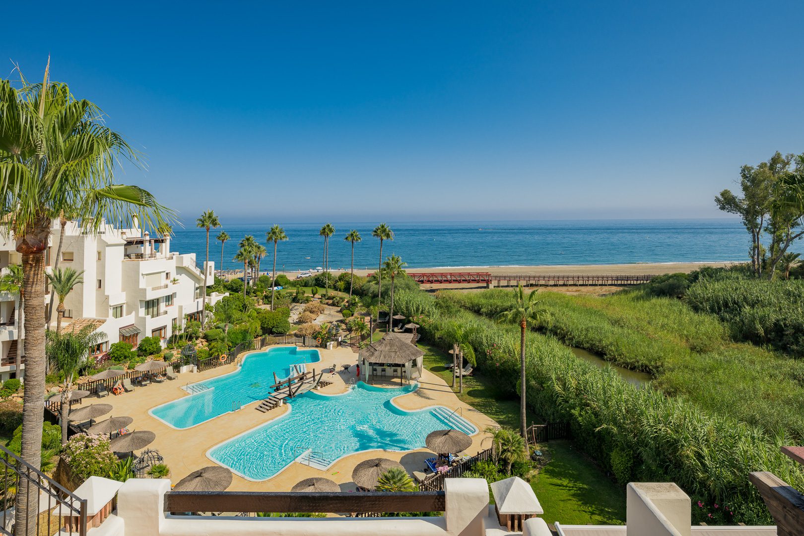 Ático de Lujo Reformado en Bahía del Velerín, Estepona