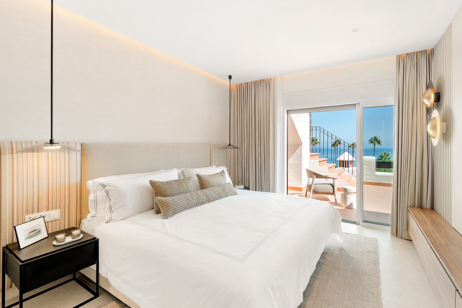 Ático de Lujo Reformado en Bahía del Velerín, Estepona