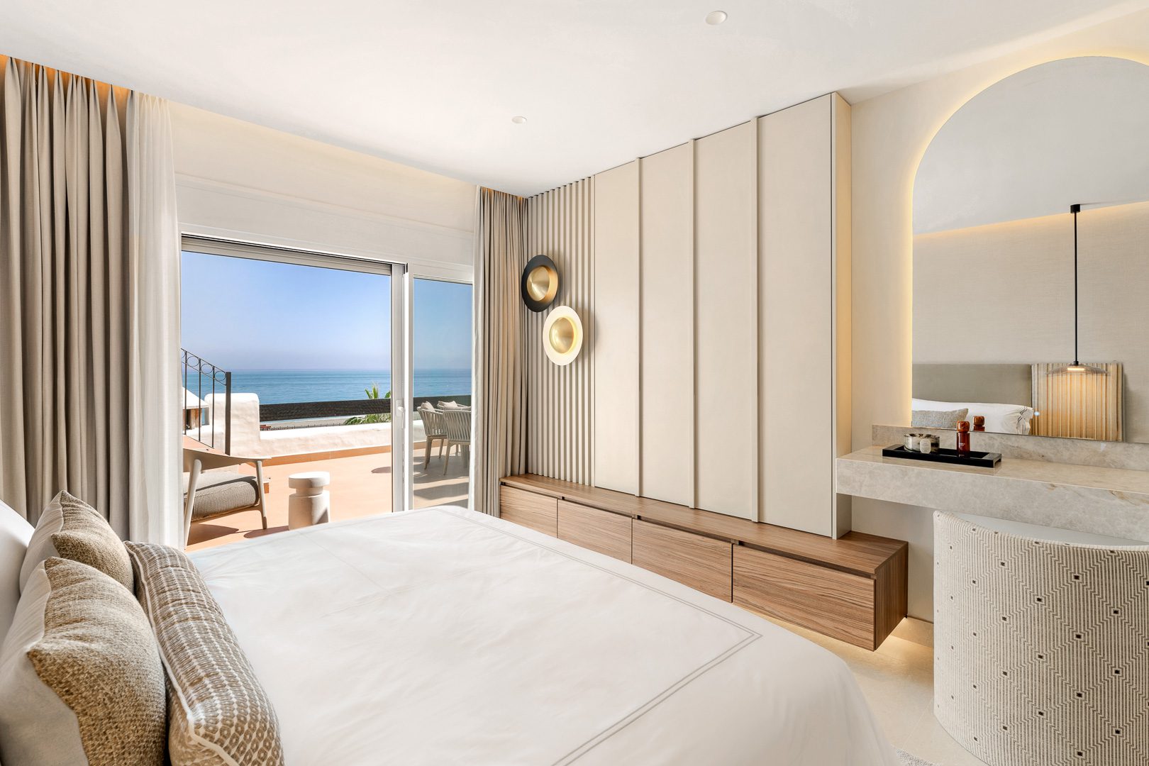 Ático de Lujo Reformado en Bahía del Velerín, Estepona