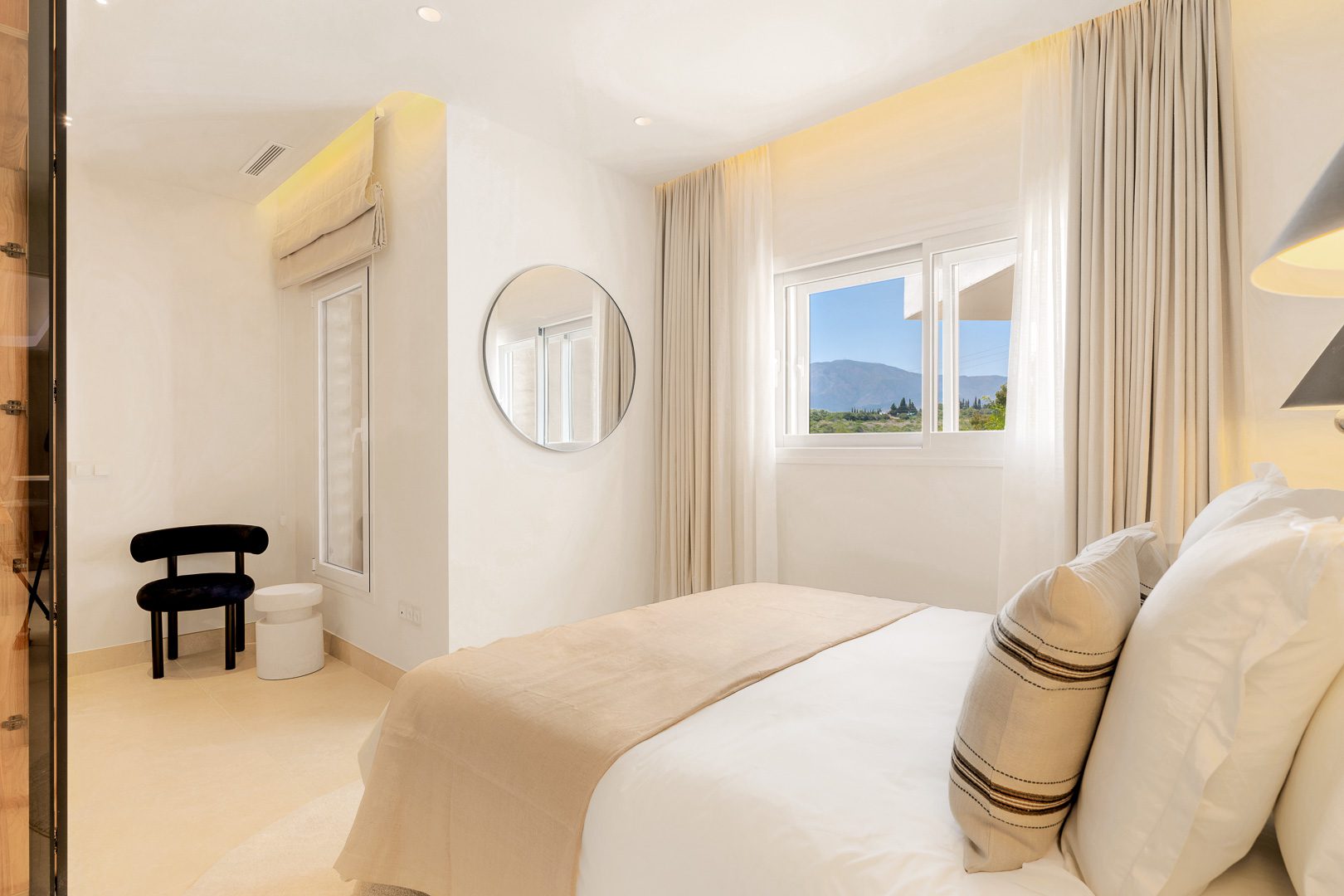 Ático de Lujo Reformado en Bahía del Velerín, Estepona