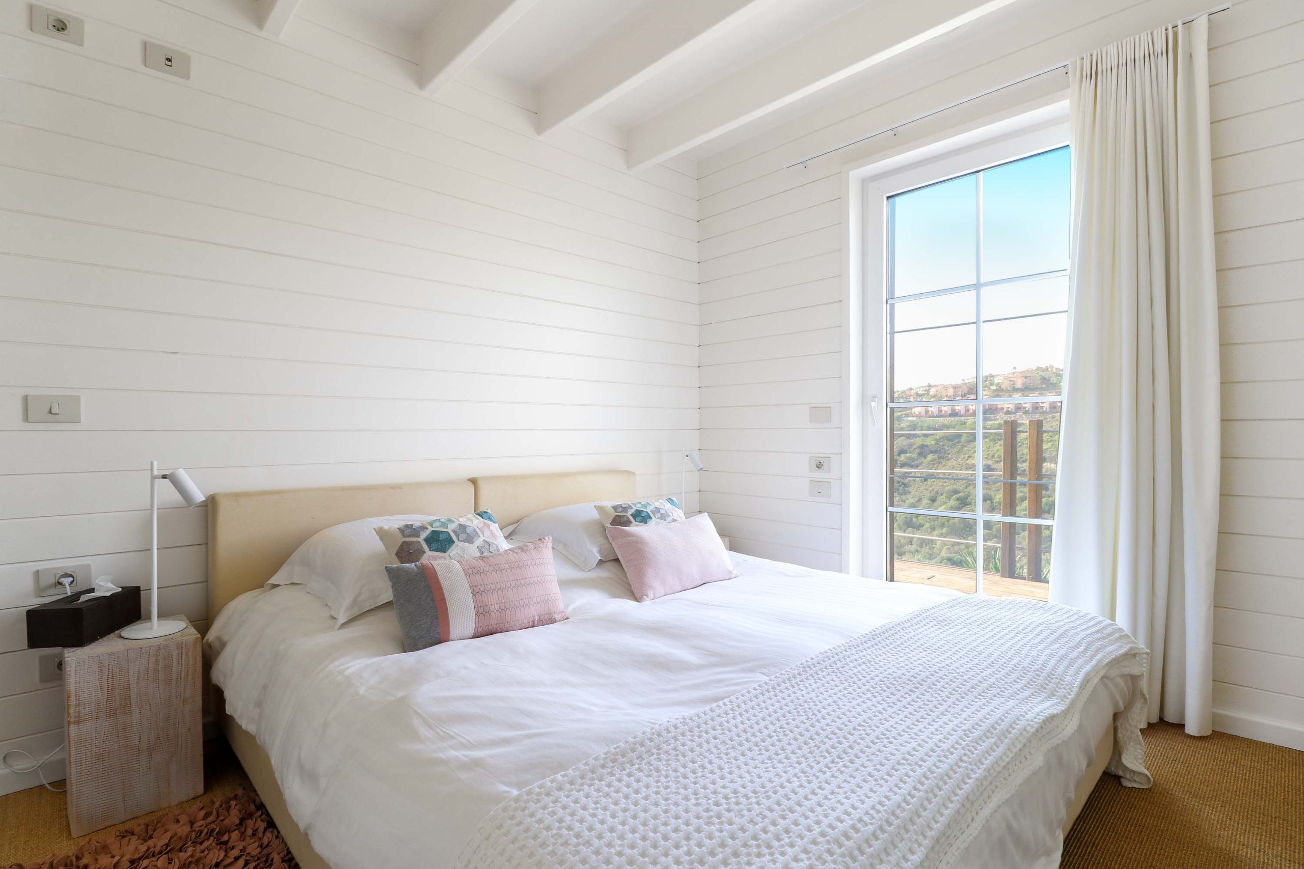 Encantadora Villa en Nueva Atalaya, Benahavís con Vistas al Mar y La Concha