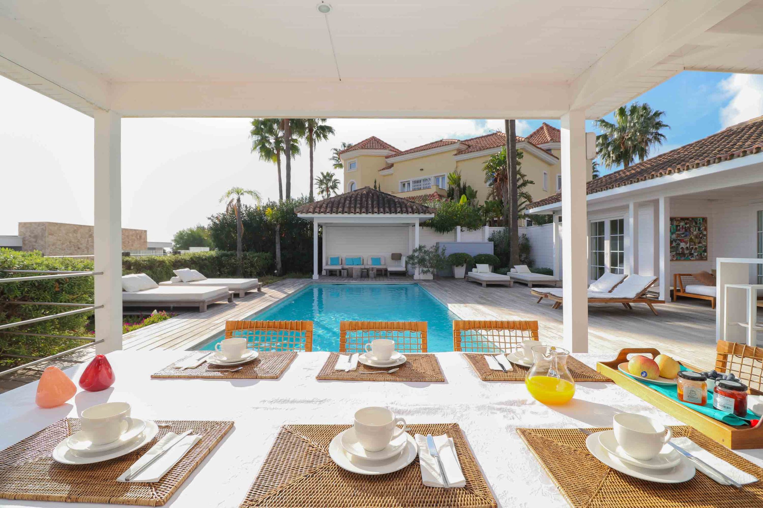 Encantadora Villa en Nueva Atalaya, Benahavís con Vistas al Mar y La Concha