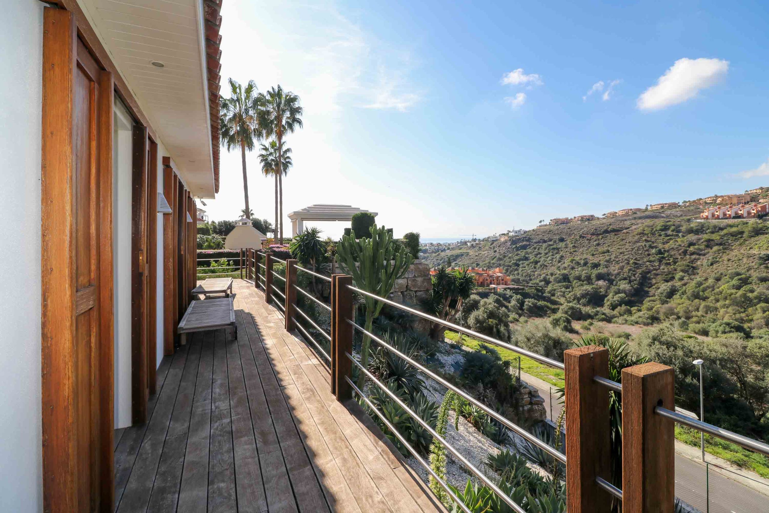 Encantadora Villa en Nueva Atalaya, Benahavís con Vistas al Mar y La Concha