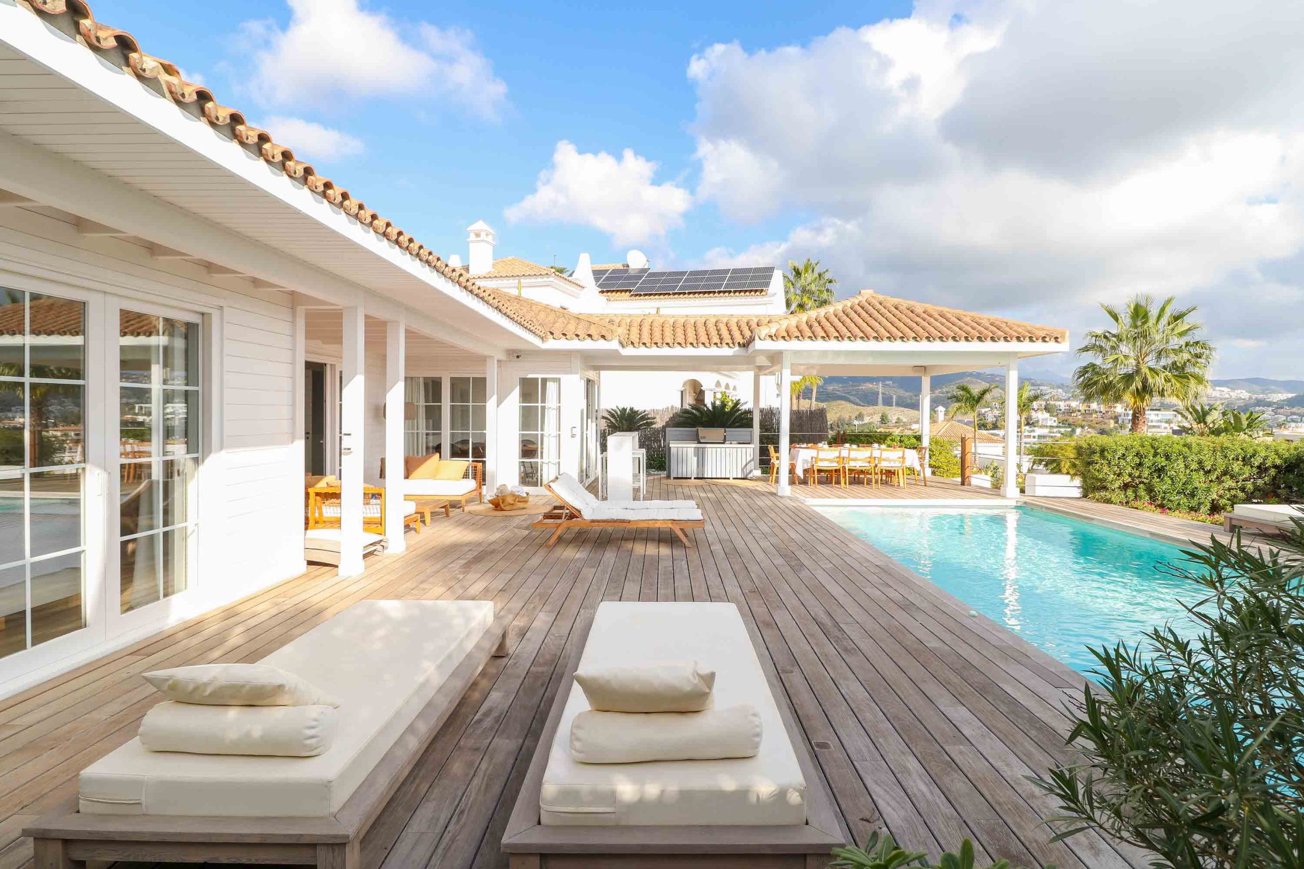 Encantadora Villa en Nueva Atalaya, Benahavís con Vistas al Mar y La Concha