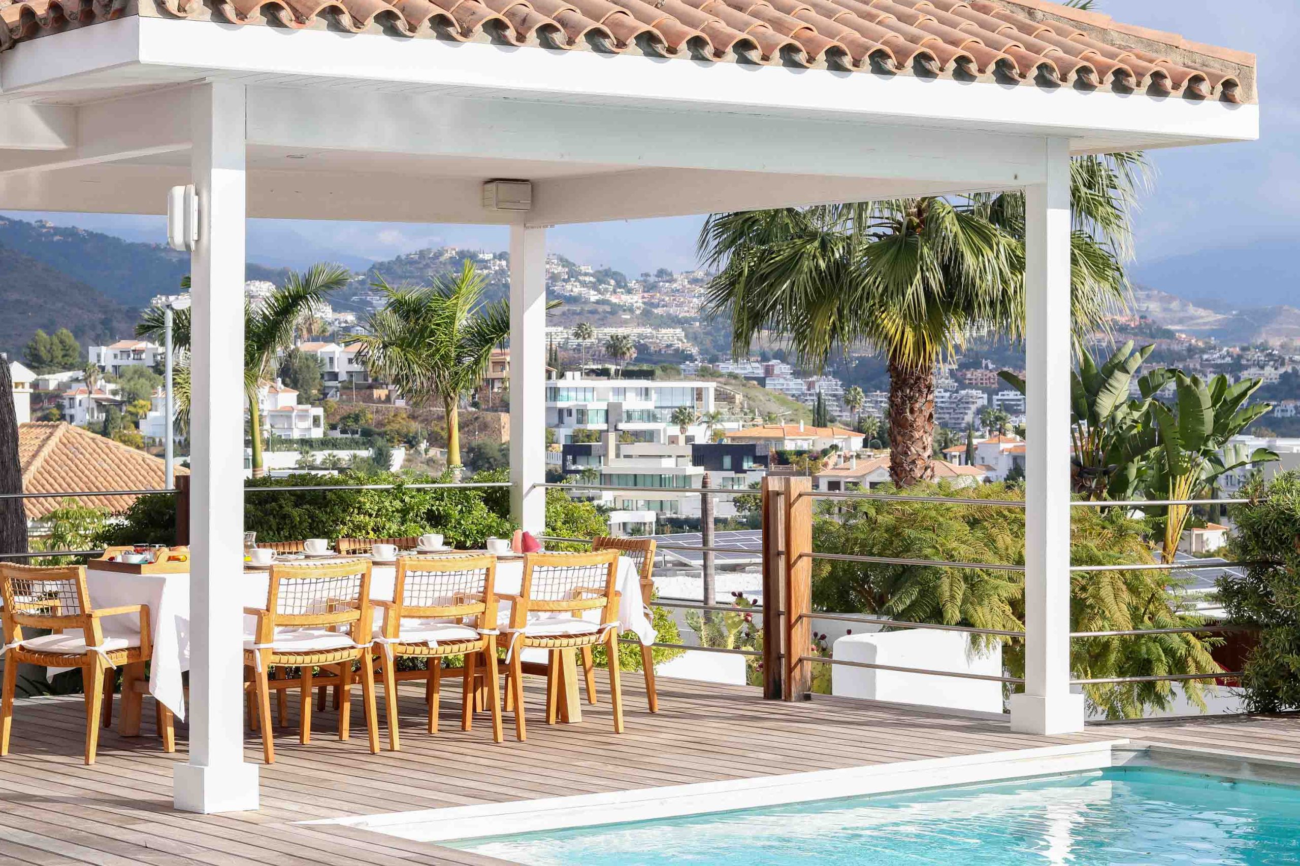 Encantadora Villa en Nueva Atalaya, Benahavís con Vistas al Mar y La Concha
