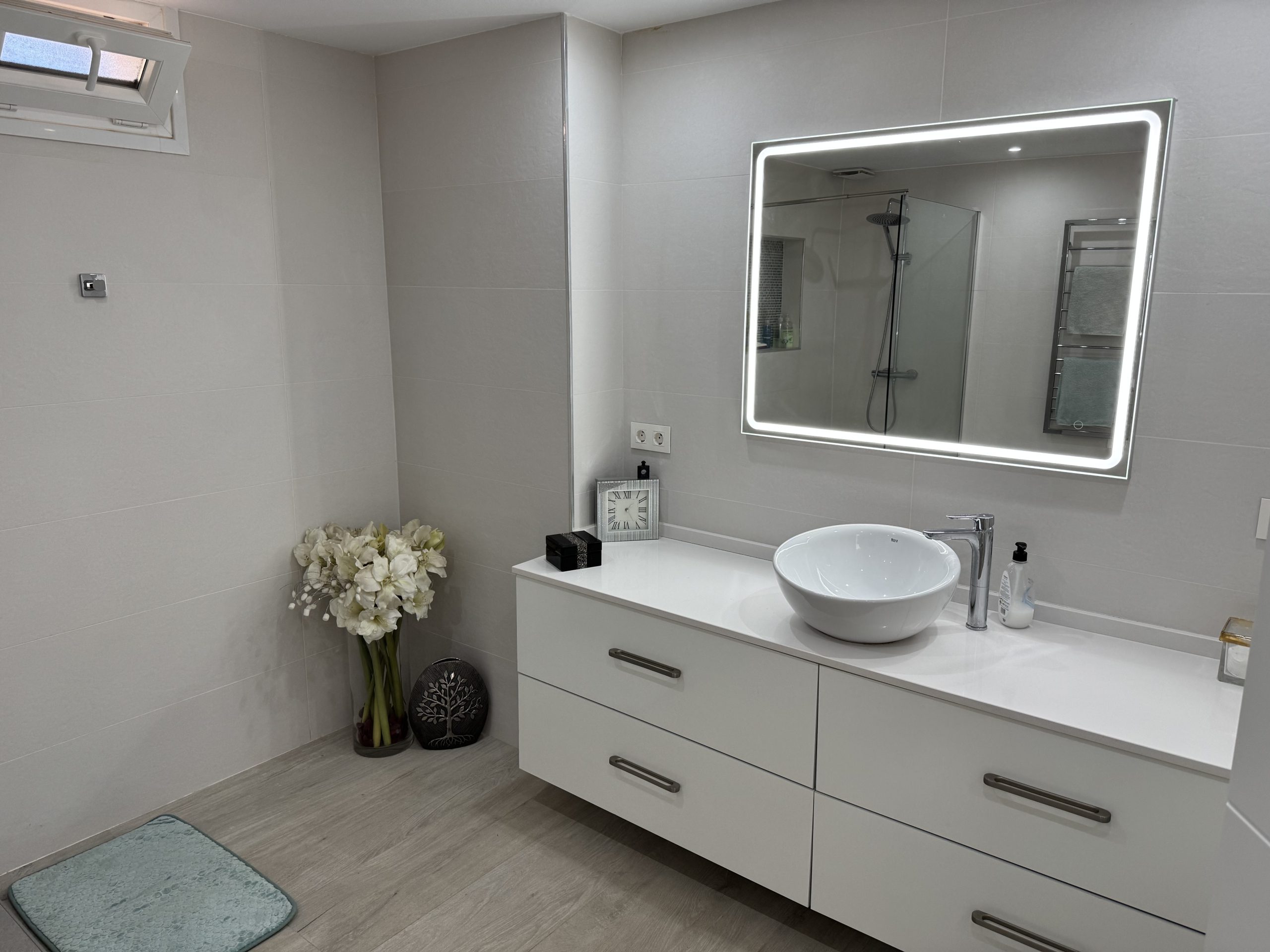 Villa Contemporánea Llave en Mano en Buenas Noches, Estepona
