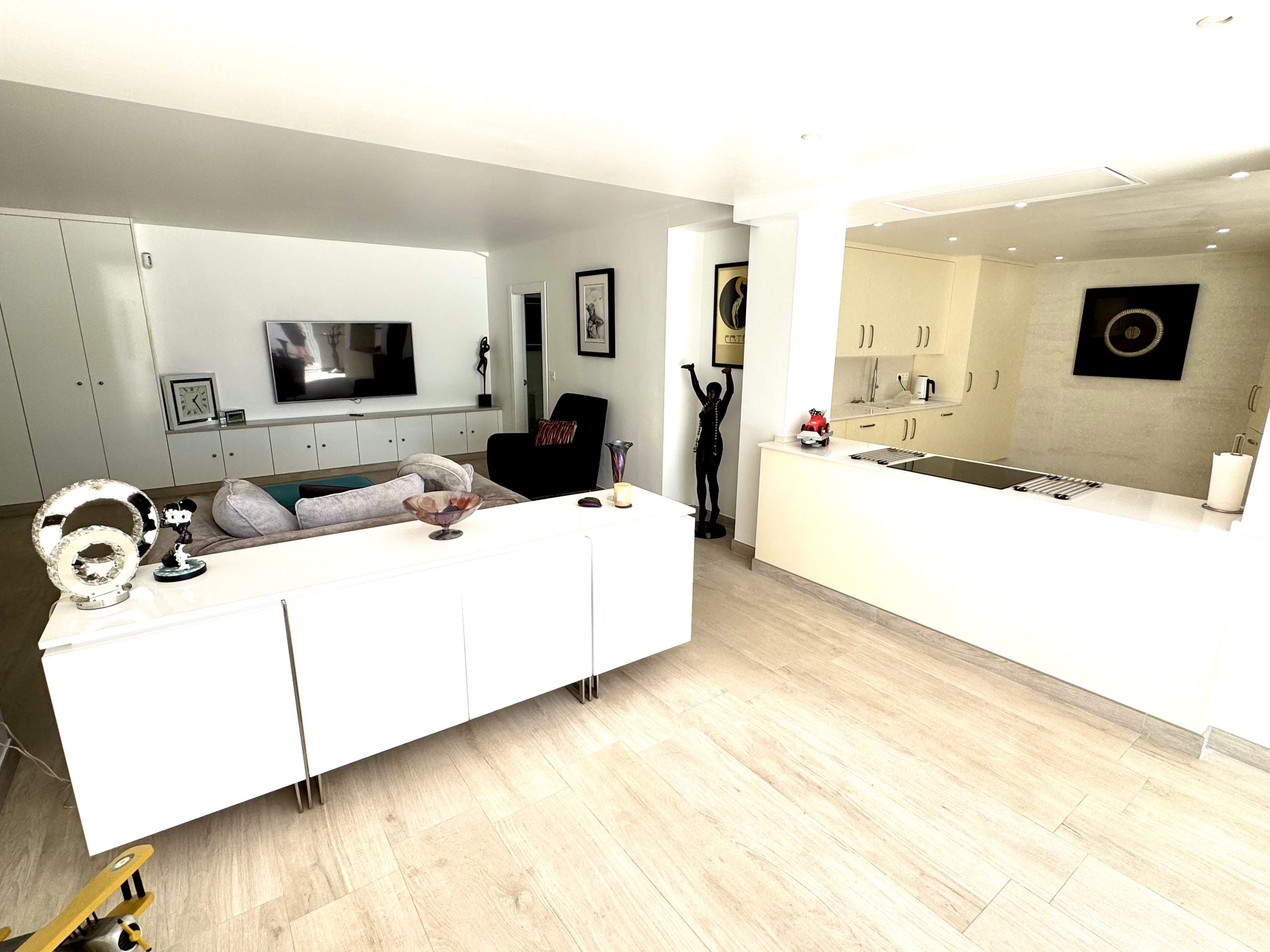 Villa Contemporánea Llave en Mano en Buenas Noches, Estepona