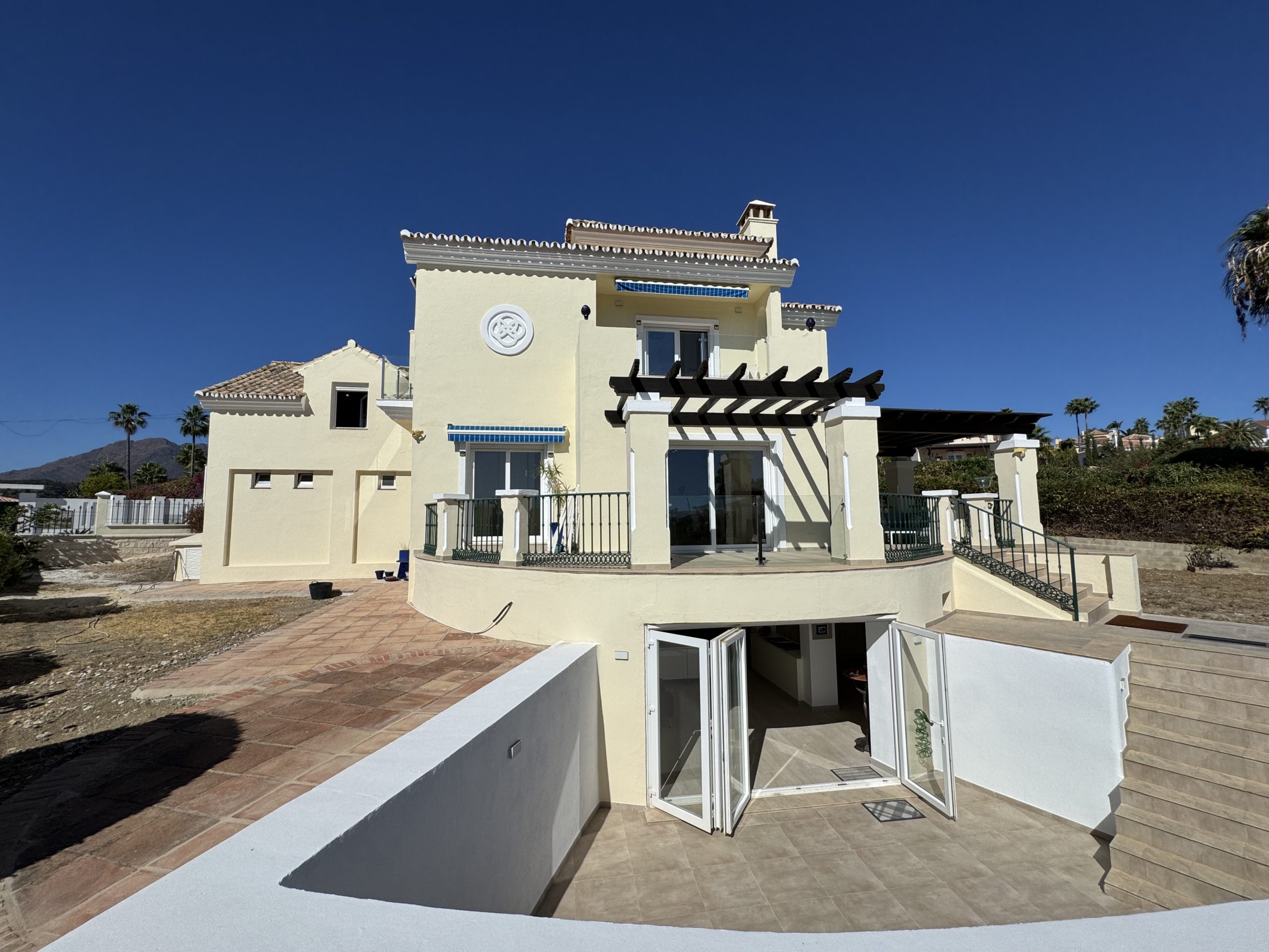 Villa Contemporánea Llave en Mano en Buenas Noches, Estepona